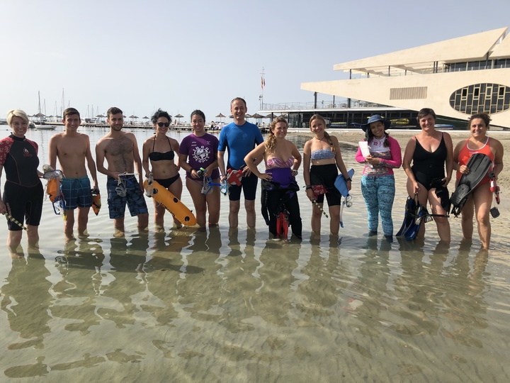 El consejero de Empleo, Universidades, Empresa y Medio Ambiente en funciones, Javier Celdrán, junto con los voluntarios que han participado esta mañana en la campaña de formación y sensibilización sobre las nacras