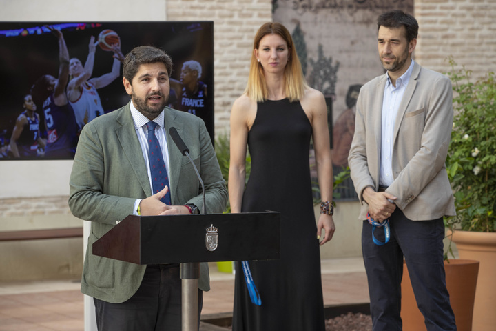 López Miras recibe a la murciana Laura Gil, campeona de Europa con la selección española femenina de baloncesto (II)