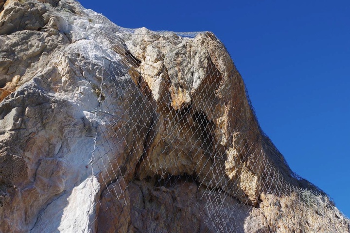 El proyecto contempla la instalación tanto de mallas de gran resistencia como de barreras dinámicas para la consolidación de las laderas