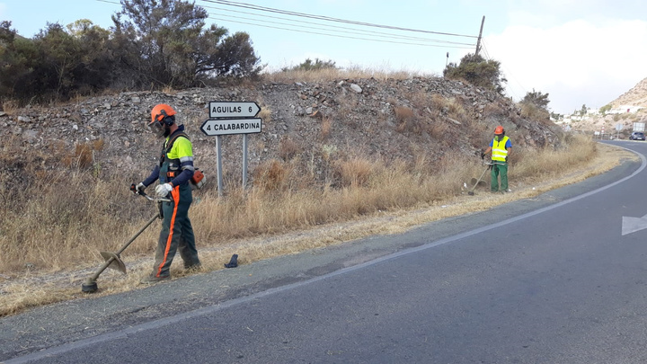 Imagen de las brigadas del servicio de conservación de la red de carreteras de la Región de Murcia trabajando en la limpieza de las vías que discurren por el municipio de Águilas