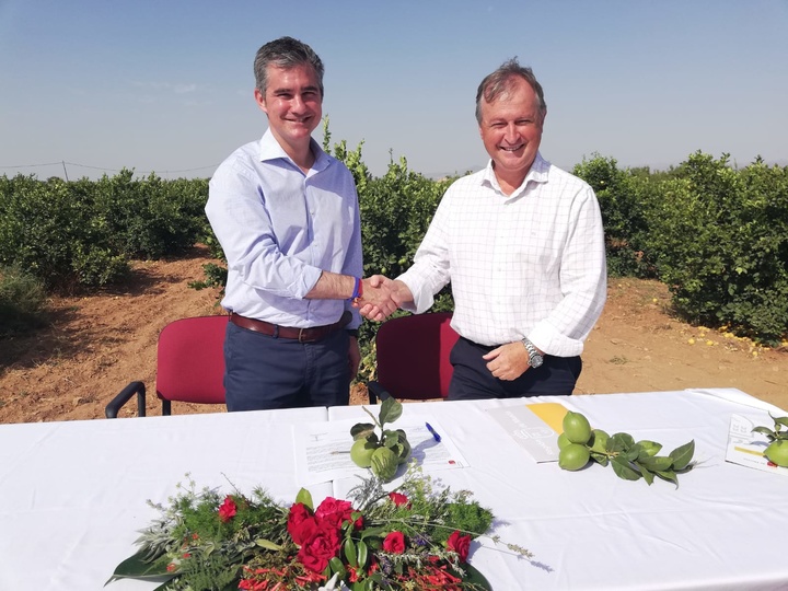 El consejero junto a Julián Díaz, tras la entrega de llaves del CDA a Alimer