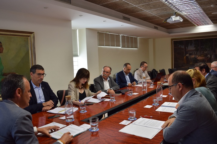 El consejero de Empleo, Universidades, Empresa y Medio Ambiente en funciones, Javier Celdrán, acompañado por los rectores de las tres universidades de la Región, presidió hoy el Consejo Interuniversitario, que ha abordado aspectos como las tasas de grados y másteres, o la implantación de nuevas titulaciones