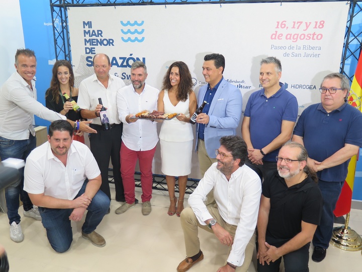 La consejera de Turismo, Juventud y Deportes, Cristina Sánchez y el alcalde de San Javier, José Miguel Luengo, presentaron esta mañana la III edición de la muestra gastronómica 'Mi Mar de Salazón & Swing'