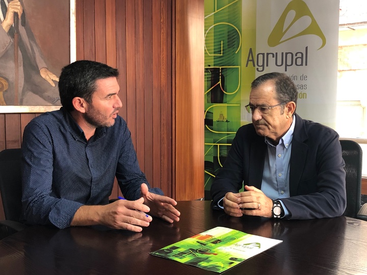 El consejero de Agua, Agricultura, Ganadería, Pesca y Medioambiente se reúne con el presidente de Agrupal
