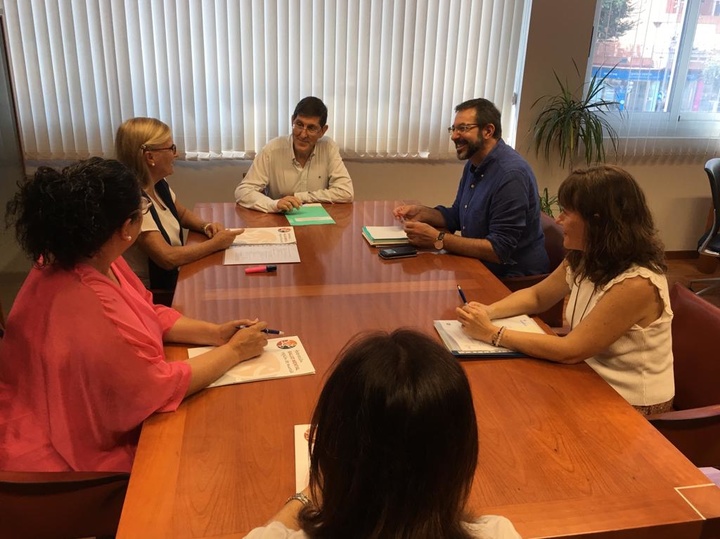 El consejero de Salud, Manuel Villegas (c), se reunió hoy con la presidenta de la Federación de Salud Mental de la Región de Murcia, Delia Tophan (2 i), en un encuentro al que asistieron también el gerente del Servicio Murciano de Salud, Asensio López, (2d) y la coordinadora de salud mental del Servicio Murciano de Salud, Asunción de Concepción (1d)