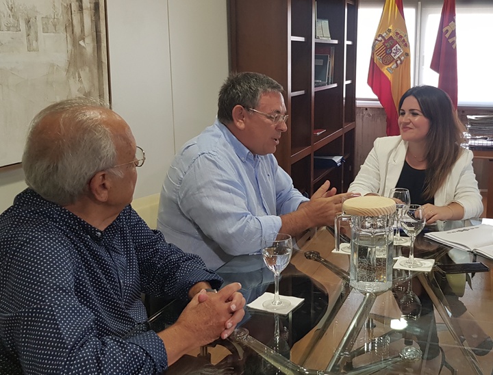 La consejera de Educación y Cultura, Esperanza Moreno, se reúne con el presidente de la Asociación de Centros de Enseñanza Privada de la Región de Murcia (CECE-Murcia), José Francisco Parra, y el vicepresidente, Amador López