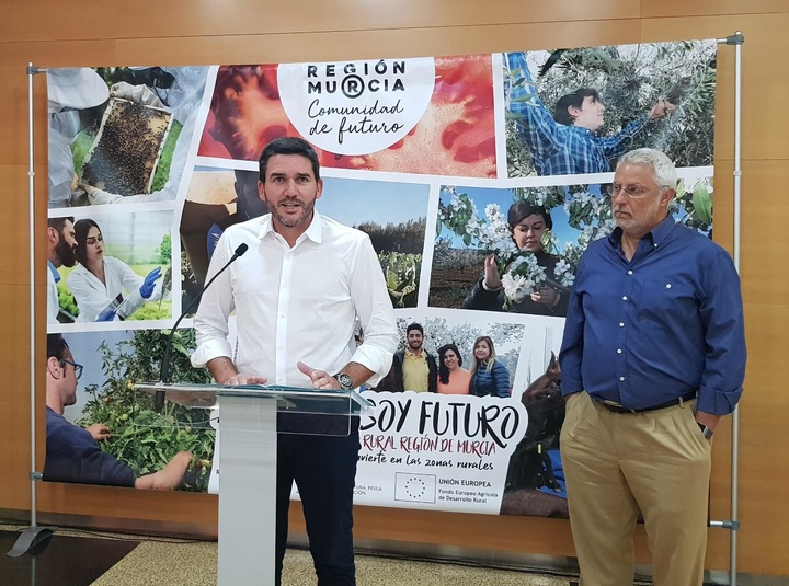 El consejero de Agua, Agricultura, Ganadería, Pesca y Medio Ambiente, Antonio Luengo, explica el estado actual del Mar Menor junto al científico Ángel Pérez Ruzafa