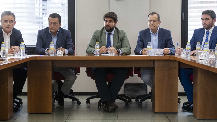 El jefe del Ejecutivo regional preside la reunión de la Mesa del Agua