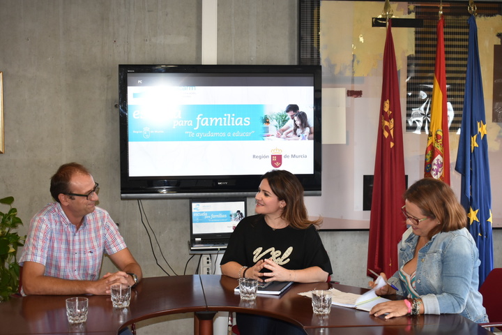 La consejera de Educación y Cultura, Esperanza Moreno, se reúne con la directora del Observatorio para la Convivencia Escolar, María del Mar Sánchez, y con el responsable del Servicio de Innovación y Formación del Profesorado, Víctor Marín, para abordar la nueva edición del programa 'Escuela para Familias'