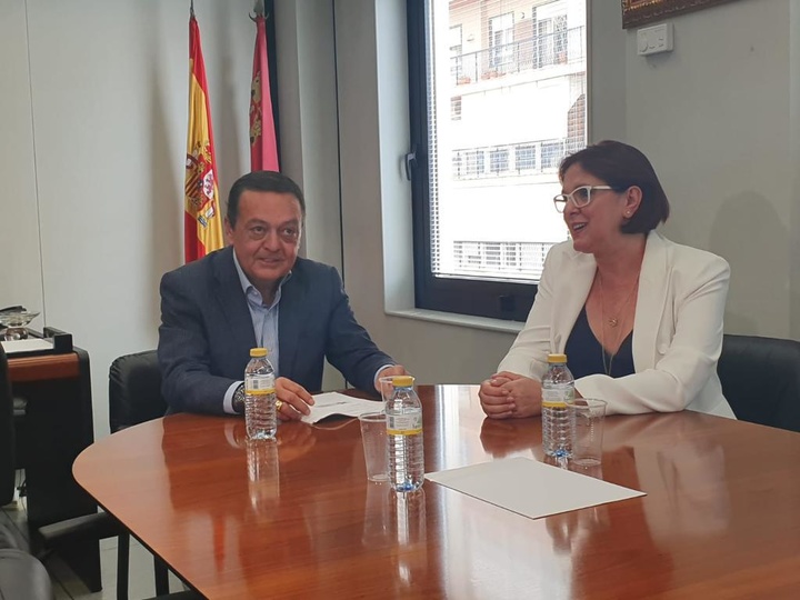 La vicepresidenta del Gobierno regional escucha las demandas de la patronal