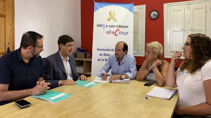 El consejero de Salud, Manuel Villegas, visitó hoy la sede de la Asociación de Familiares de Niños con Cáncer (Afacmur) junto a su presidente, Francisco Palazón, y a su vicepresidenta, Chitina Martínez