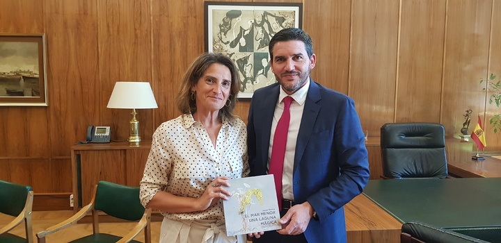 Imagen del consejero de Agua, Agricultura, Ganadería, Pesca y Medio Ambiente, Antonio Luengo, durante la reunión mantenida con la ministra para la Transición Ecológica, Teresa Ribera (II)