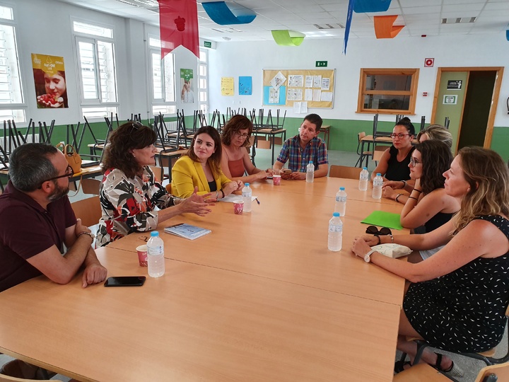 La consejera de Educación se reúne con la junta directiva del CEIP El Recuerdo