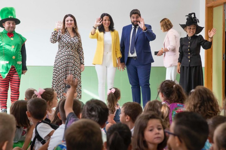 El presidente de la Comunidad, Fernando López Miras, visita el Colegio de Educación Infantil y Primaria 'Atalaya', con motivo del inicio del curso escolar