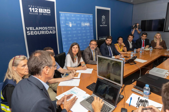 El jefe del Ejecutivo regional, Fernando López Miras, preside la reunión para abordar las actuaciones ante la alerta roja por fuertes lluvias (II)