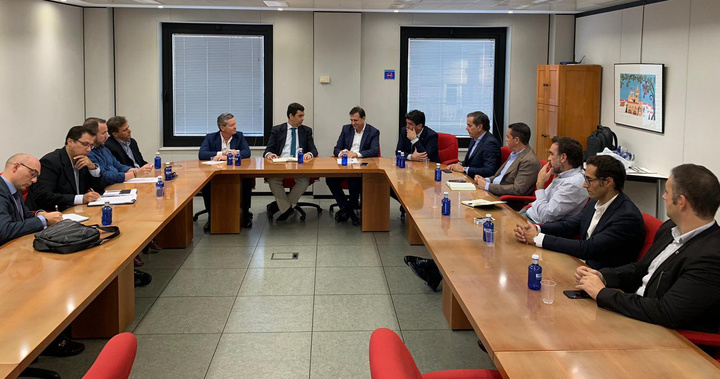 El consejero de Fomento e Infraestructuras, José Ramón Díez de Revenga, mantiene un encuentro con los presidentes de Frecom y de la Cámara de Contratistas de Obra Pública, José Hernandez y Alfonso Segura, respectivamente, en la que acuerdan la creación de un Panel de expertos para analizar las infraestructuras y reforzar así la seguridad de los ciudadanos ante episodios de lluvias