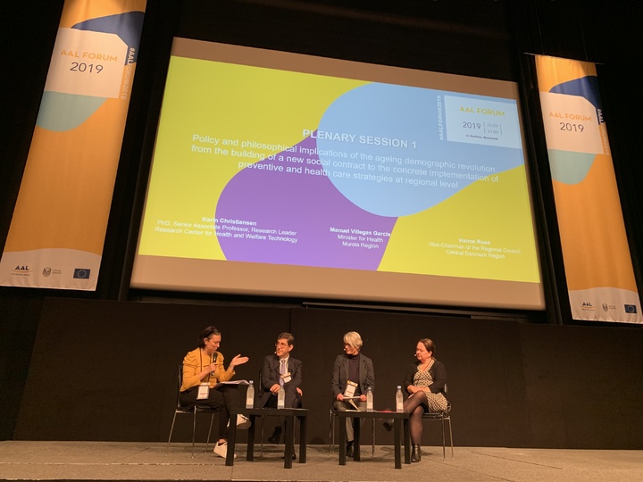 El consejero de Salud, Manuel Villegas, presentó hoy en el Foro europeo sobre Innovación, Tecnología y Personas Mayores las herramientas digitales de la Región y el programa Activa de ejercicio físico (2)