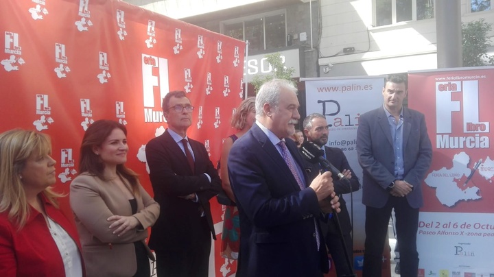 M&aacute;s de 55.000 lectores disfrutar&aacute;n de la II Feria del Libro de Murcia hasta el domingo