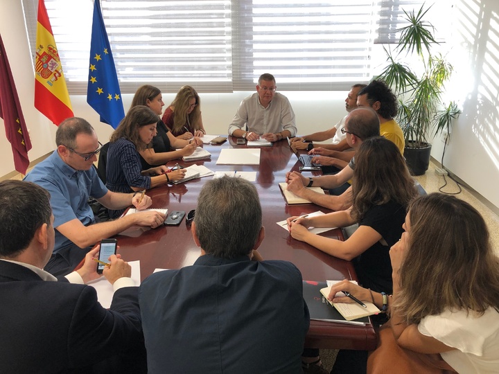 El director general de Industria Alimentaria y Cooperativismo Agrario traslada a los afectados por la subida de aranceles en Estados Unidos que el Gobierno regional va a defender sus derechos y reivindicar ayudas
