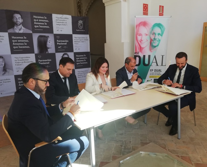 La consejera de Educación y Cultura, Esperanza Moreno, ha presidido la firma del convenio para el fomento de la FP con representantes de organizaciones empresariales de la Región