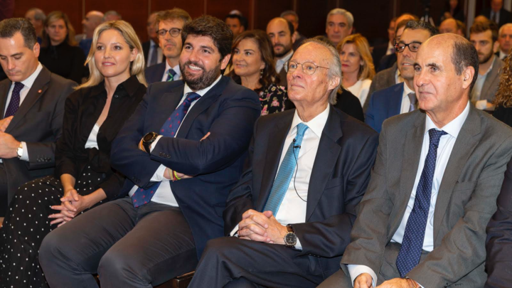 El presidente de la Comunidad asiste a la conferencia sobre ¿El mundo que nos viene¿/2