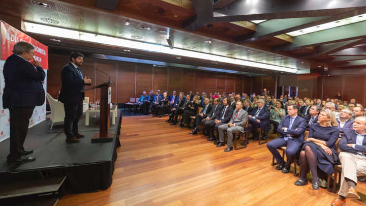 El presidente de la Comunidad asiste a la conferencia sobre ¿El mundo que nos viene'