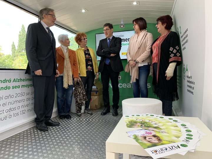 FOTONOTICIA/ El autobús que presenta la campaña "la nueva cara del alzhéimer" recala en Murcia