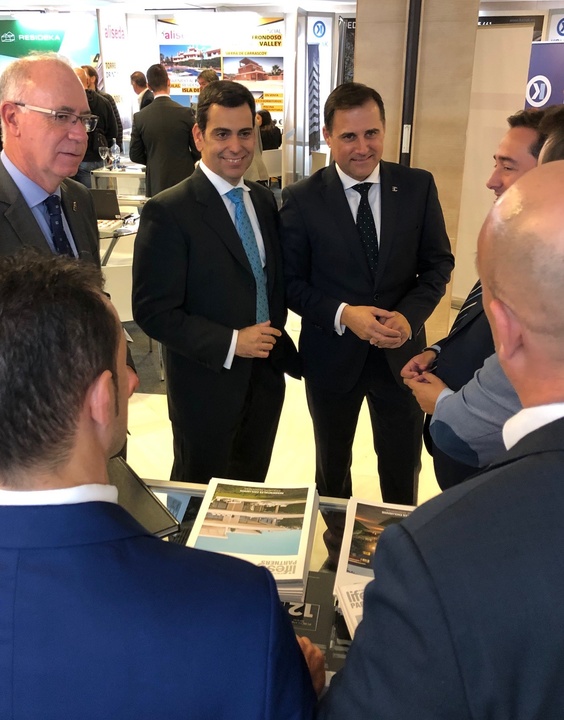 El consejero de Fomento e Infraestructuras, José Ramón Díez de Revenga, y el presidente de la Asociación de Promotores de la Región de Murcia (Apirm), José Hernández, inauguran la feria regional de la vivienda 'Reside 2019'