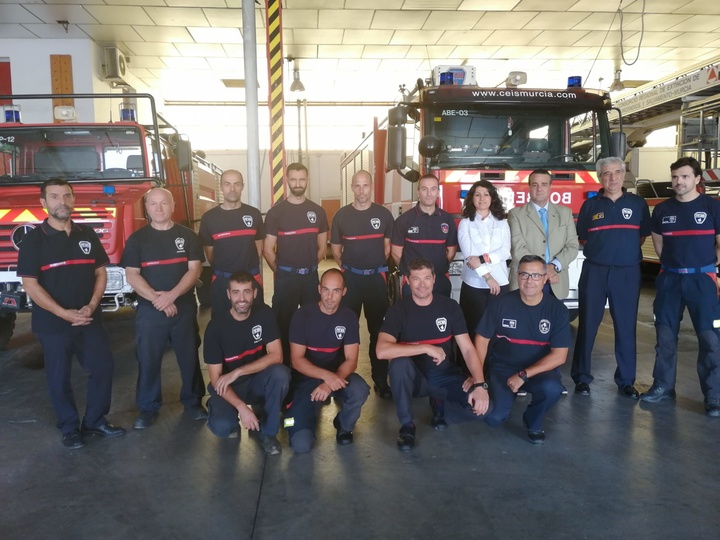 Ballesteros vista al equipo de bomberos del parque de Molina de Segura para conocer el nuevo material de trabajo