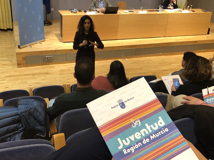La consejera de Turismo, Juventud y Deportes explicando las medidas del Plan de Juventud 2019-2023