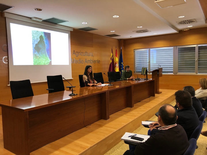 La directora general del Mar Menor, Miriam Pérez, junto al científico Javier Gilabert, durante la Comisión de Seguimiento del Mar Menor
