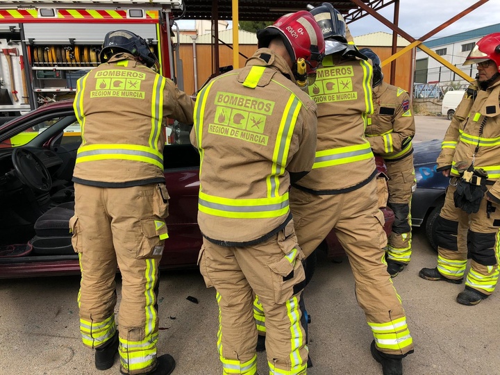 Bomberos del Consorcio de Extinción y Salvamento intervienen en accidente de tráfico