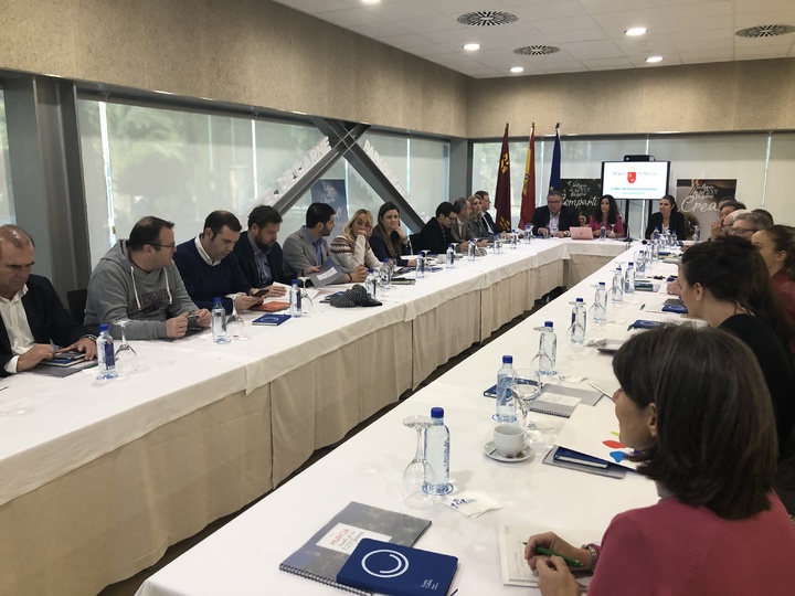 La consejera de Turismo, Juventud y Deportes, Cristina Sánchez, preside la III Mesa del Turismo Gastronómico