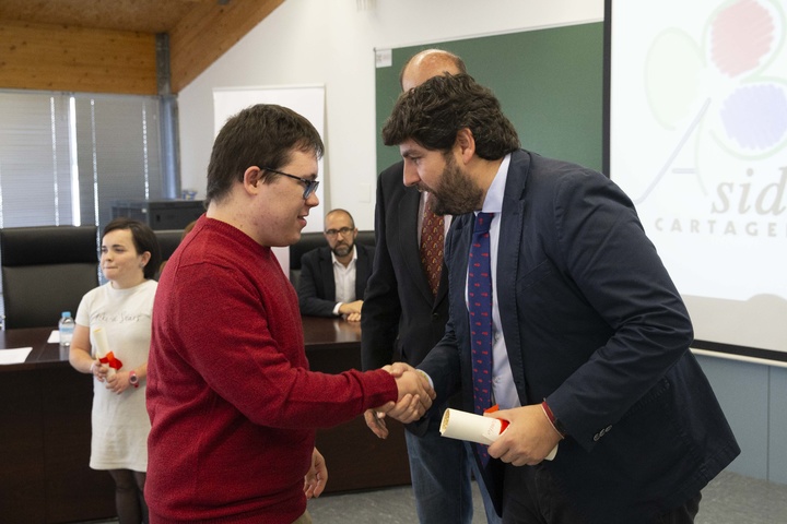 López Miras preside el acto de graduación en Formación Básica del primer grupo de alumnos de Asido Cartagena