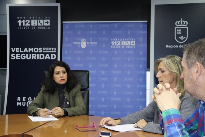 La consejera de Transparencia, Participación y Administración Pública, Beatriz Ballesteros, con la jefa de servicio de Protección Civil, María Fernanda Arbaizar y técnicos de emergencias