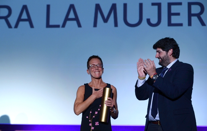 El presidente de la Comunidad, Fernando López Miras, clausura el acto institucional de entrega de distinciones con motivo del Día Internacional contra la Violencia de Género (2)