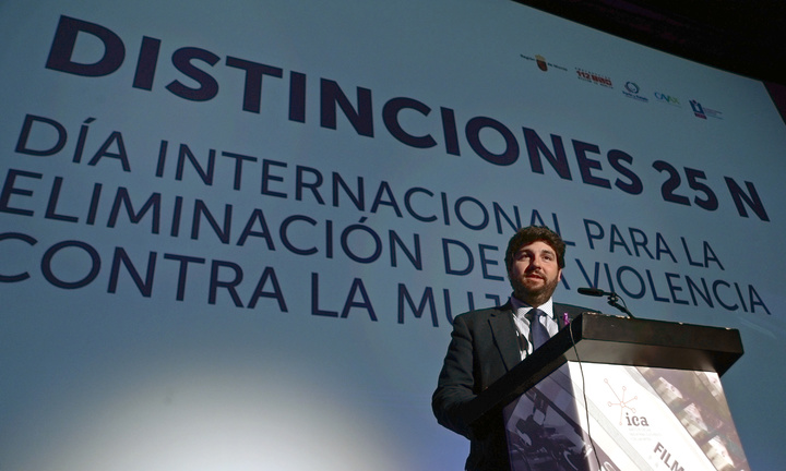 El presidente de la Comunidad, Fernando López Miras, clausura el acto institucional de entrega de distinciones con motivo del Día Internacional contra la Violencia de Género  (3)