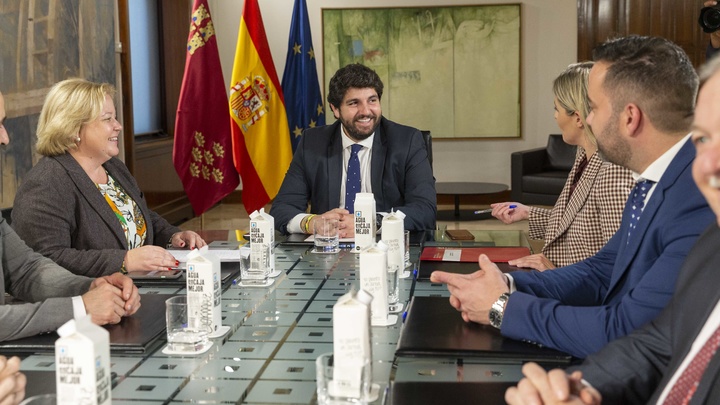López Miras se compromete a colaborar en el desarrollo económico de la comarca de Cartagena