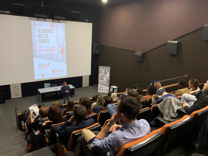 Salud promociona el diagnóstico precoz del VIH entre los jóvenes con un acto en la Filmoteca