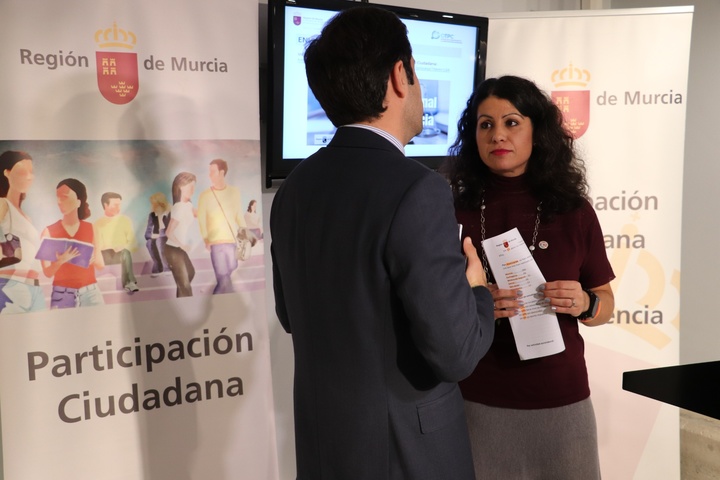 La consejera de Transparencia junto al director general de Gobierno Abierto y Cooperación, David Martínez, analizando los resultados del proceso