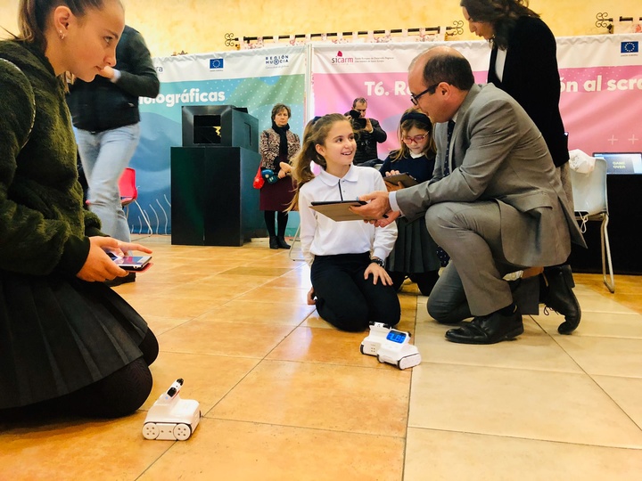 El director general de Estrategia y Transformación Digital, Joaquín Gómez, durante el taller de programación y robótica desarrollado en la edición itinerante de la feria tecnológica Sicarm en Caravaca