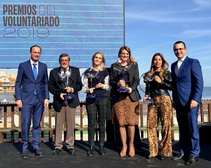 El consejero de Presidencia y Hacienda, Javier Celdrán, posa junto a los premiados