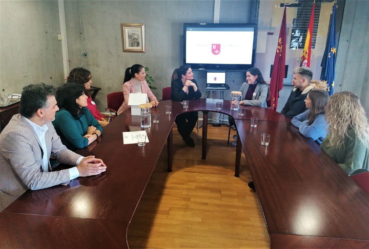 La consejera Esperanza Moreno recibe a los alumnos del IES Villa de Alguazas ganadores del premio nacional 'IRENE: la paz empieza en casa'