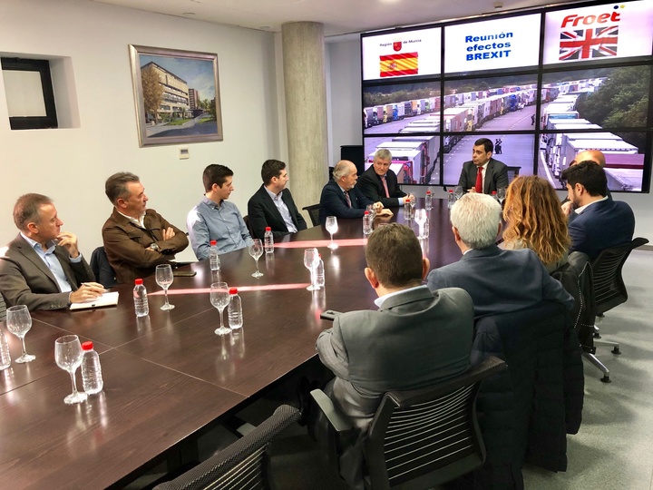 Imagen de la reunión del consejero de Fomento e Infraestructuras, José Ramón Díez de Revenga, con el presidente de la Federación Regional de Froet, Pedro Díaz, y una docena de empresas del sector