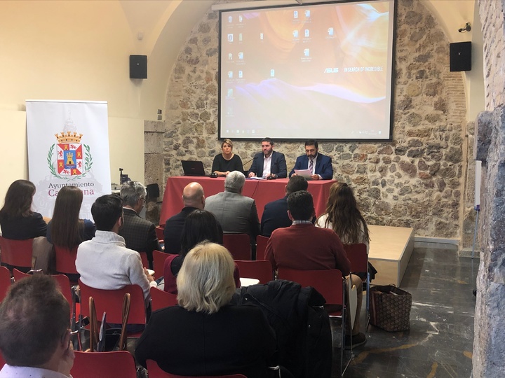 El consejero, junto a la vicealcaldesa de Cartagena y el presidente de la Asociación de Empresas de Medio Ambiente, en el acto inaugural