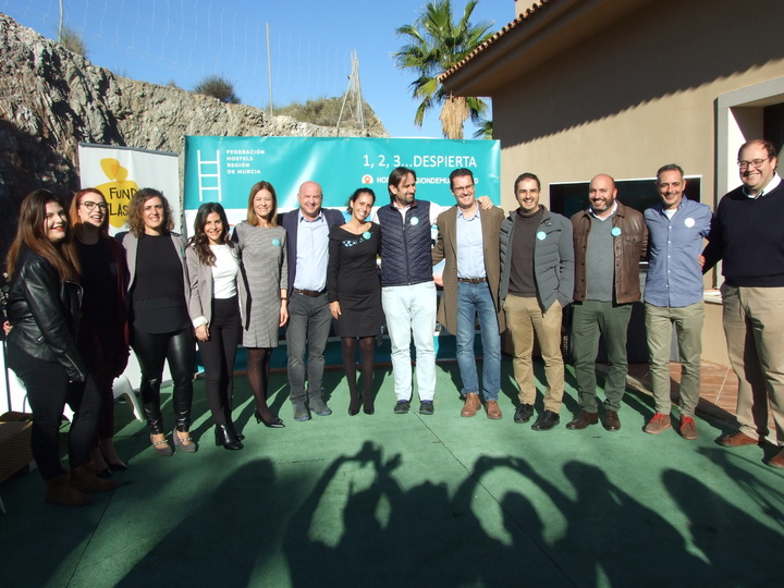 La consejera Cristina Sánchez participó en el acto de presentación de la Federación de Hostels de la Región junto a empresarios, entidades y representantes del sector en el Hostel 'Isla del Fraile' de Águilas
