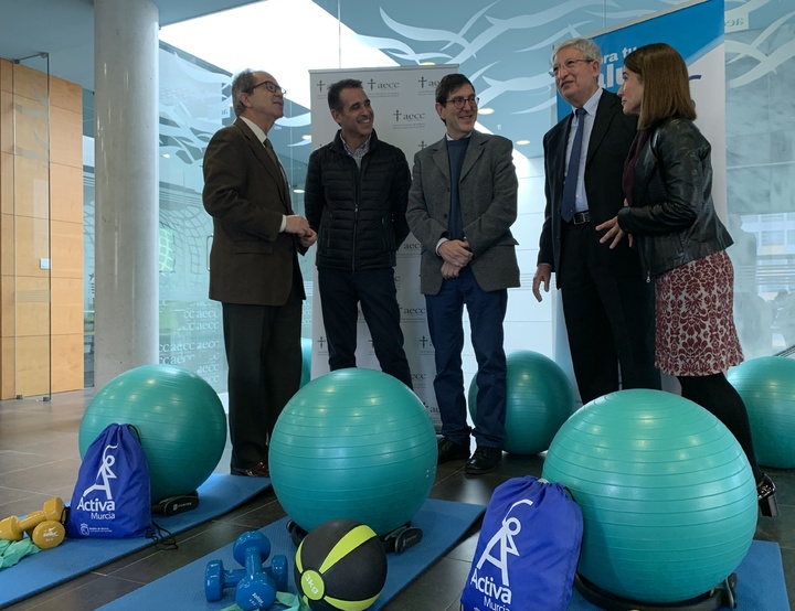 El consejero de Salud, Manuel Villegas  y el presidente de la Asociación Española Contra el Cáncer en la Región de Murcia, Manuel Molina Boix, firman el convenio ACTIVA Suma+