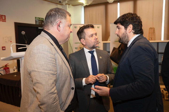 López Miras clausura el acto conmemorativo del 40 aniversario del Tajo-Segura en la comunidad de regantes de Lorca (2)