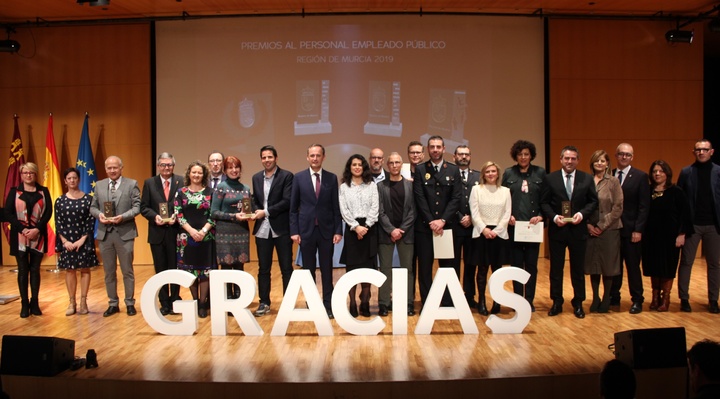 Los consejeros de Presidencia y Hacienda, Javier Celdrán, y de Transparencia, Participación y Administración Pública, Beatriz Ballesteros, junto a los ganadores de los premios a la Innovación, Buenas Prácticas e Igualdad en la Región de Murcia