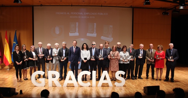 Los consejeros de Presidencia y Hacienda, y de Transparencia, Participación y Administración Pública, junto a los empleados públicos distinguidos por su dedicación y entrega al servicio de la Administración regional